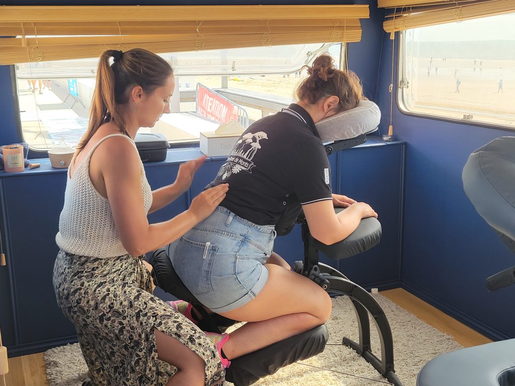 Massage amma assis habillé chaise dos