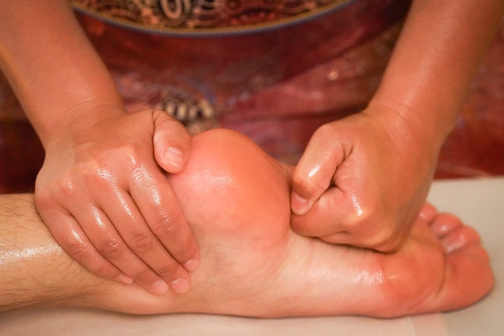 Massage voute plantaire massage ayurvédique abhyanga