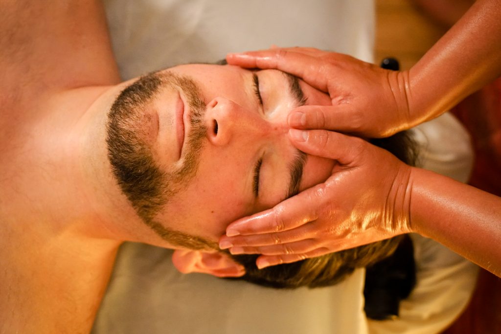 Massage visage massage bien-être ayurvédique abhyanga massage kobido facial