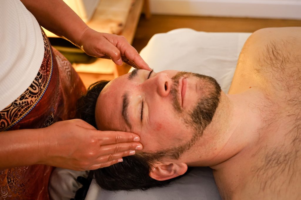 Massage temporaux massage visage bien-être massage ayurvédique abhyanga