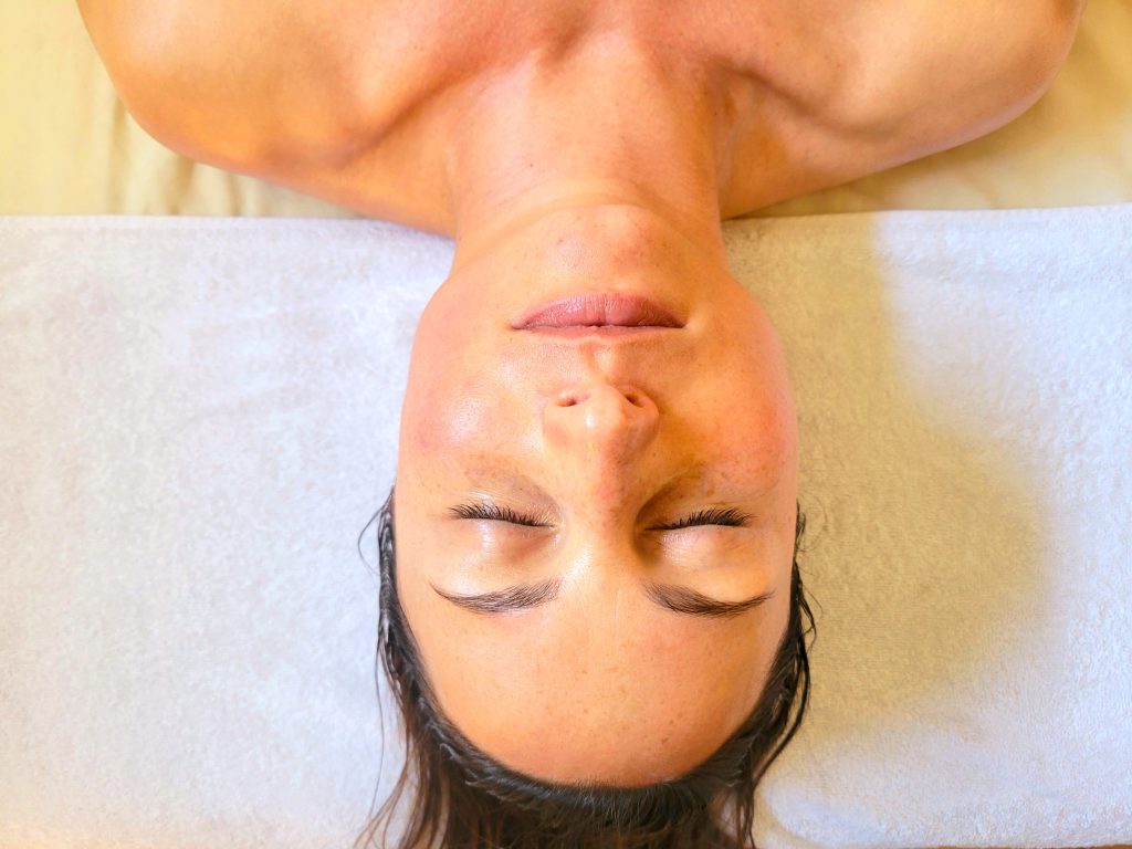 Visage massage facial massage bien-être kobido lissant anti-rides décontractant