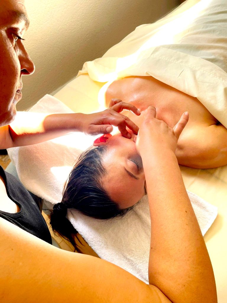 Visage massage facial massage bien-être kobido lissant anti-rides
