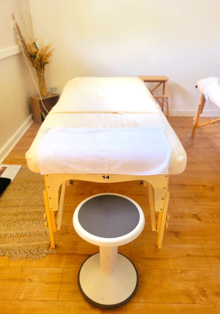 Table de massage formation Shizen School massage bien-être massage kobido massage abhyanga massage californien