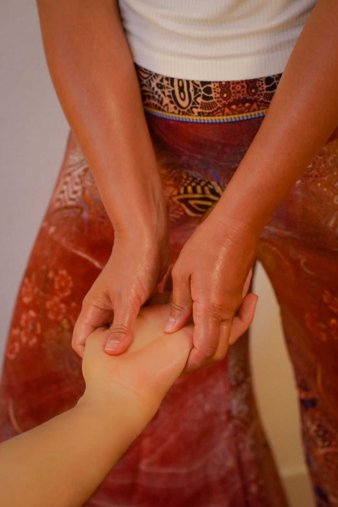 Massage dessus main massage bien-être ayurvédique abhyanga